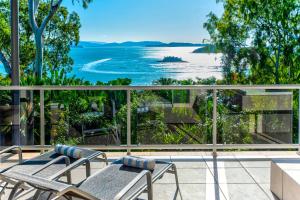 汉密尔顿岛Blue Water Views 16 - 3 Bedroom Penthouse with Ocean Views的阳台配有椅子,享有海景。