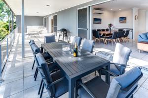 汉密尔顿岛Blue Water Views 16 - 3 Bedroom Penthouse with Ocean Views的用餐室以及带桌椅的起居室。