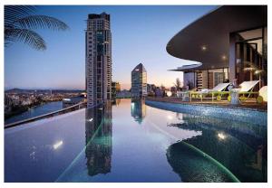 布里斯班Lux 37th floor 2br 2bath, Infinity pool, Gym, Wifi的一座城市建筑顶部的游泳池