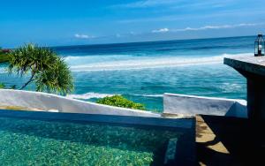 蓝梦岛棕榈金银岛酒店的一座背景海洋的游泳池
