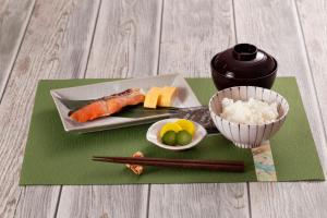 TochigiHOTEL TEX的盘子寿司和一碗米饭和筷子