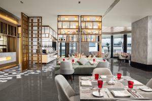 北京北京港澳中心瑞士酒店的一间在房间内配有桌椅的餐厅