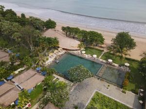 金巴兰Jimbaran Puri, A Belmond Hotel, Bali的海滩旁游泳池的顶部景色
