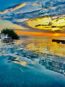 蓝梦岛棕榈金银岛酒店的享有日落的游泳池