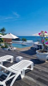 蓝梦岛棕榈金银岛酒店的一个带白色椅子的木制甲板和游泳池