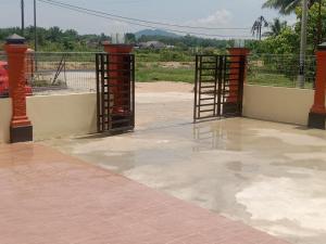 巴西富地Adilah Homestay B的庭院设有两个开放式门和围栏