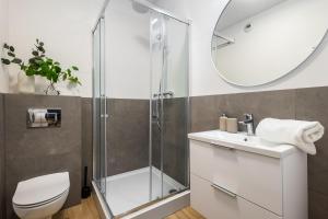 弗罗茨瓦夫Apartamenty Jaworska 4 Wrocław - MAMY WOLNE POKOJE !的带淋浴、卫生间和盥洗盆的浴室