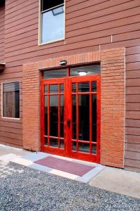 塔尔卡Alojamientos San Sebastián Talca的大楼一侧的红色门