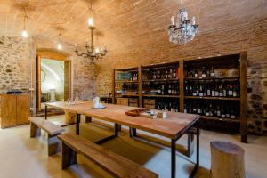 蒙特奇奥艾米利亚La Casa sulle Mura的用餐室设有一张大木桌和长凳