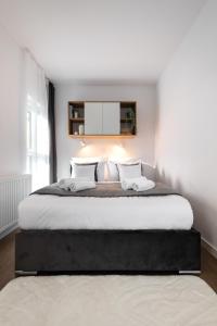 弗罗茨瓦夫Apartamenty Jaworska 4 Wrocław的白色卧室配有一张带两个枕头的大床