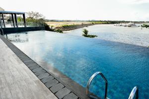 巴淡岛中心Lovina 31-ABAC at One Residence的河景游泳池
