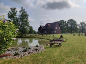 普伦盖Stay at Svaja的院子中带池塘和长凳的房子