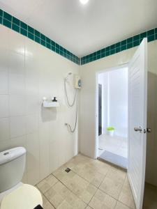 卡塔海滩Shaka Guest House的带淋浴、卫生间和淋浴的浴室