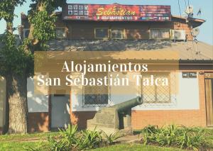 塔尔卡Alojamientos San Sebastián Talca的建筑上读到阿尔伯克基圣塞巴斯蒂安塔扎的标志