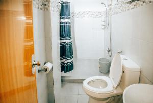黎牙实比RedDoorz S&L Apartelle Daraga Albay的一间带卫生间和淋浴的小浴室
