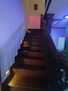 阿努拉德普勒SISILA BREAK THISSAWEWA的灯火通明的房子里,有一套楼梯