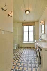 库雷萨雷Pargimaja Apartments的一间带水槽和洗衣机的浴室。