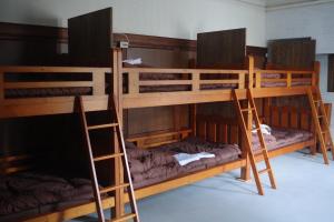 周参见町anakashico Hostel Kumano Kodo的客房内的一组双层床