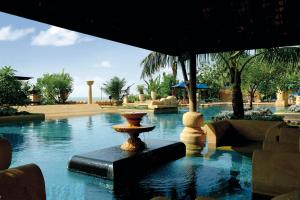 孟买JW珠瑚孟买万豪酒店的度假村内带喷泉的游泳池