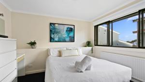 荷斯安山Lawlers 30的一间卧室设有一张床和一个窗口