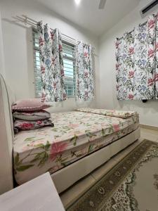 巴佐Homestay Denai Universiti near UMK 3 rooms aircond with wifi的一间卧室设有一张床和两个窗户。