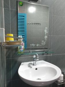 芹苴Masawi Home的浴室设有白色水槽和镜子