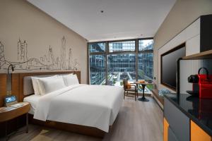 深圳深圳福田CBD逸扉酒店的卧室设有一张白色大床和大窗户
