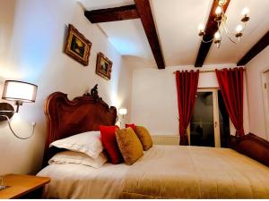 佩什泰拉Carpathia Magic的一间卧室配有一张带红色窗帘的大床
