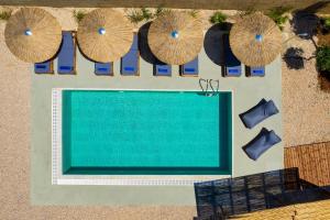 科斯基努Villa Anolia with Private Pool的享有带遮阳伞的游泳池的顶部景致