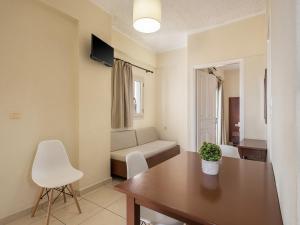 卡拉马基索非亚公寓酒店的客厅配有桌子和沙发