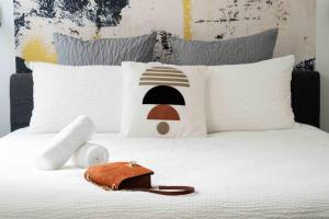 比亚里茨Urban Style Biarritz Le Relais的一张带枕头的白色床,上面有企鹅