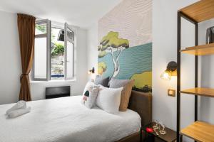 比亚里茨Urban Style Biarritz Le Relais的卧室配有一张壁画床