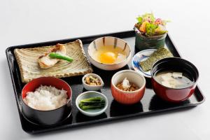 轻井泽Eau Sol Vert Karuizawa Club的盘子里放着米饭和其他食物的食品