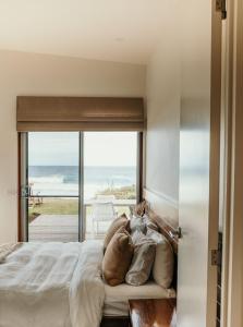 仙女港Hearns Beachside Villa 9的一间卧室设有一张床,享有海景