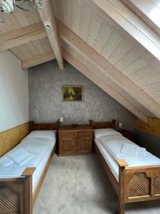 波普拉德Vila Liberta的阁楼间设有两张床铺和木制天花板