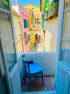 圣托·斯特凡诺·阿尔马尔Casa Giulia的窗外的蓝色椅子