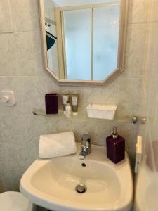 圣托·斯特凡诺·阿尔马尔Casa Giulia的一间带水槽、镜子和卫生间的浴室
