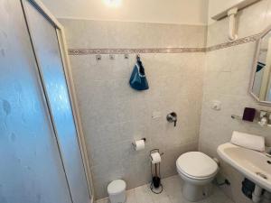 圣托·斯特凡诺·阿尔马尔Casa Giulia的浴室配有卫生间、盥洗盆和淋浴。