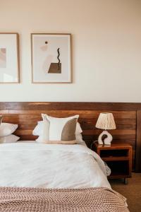 仙女港Hearns Beachside Villa 9的一间卧室配有一张带木制床头板的床