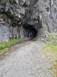 TyinkryssetNew, Mountain paradise, fishing, biking, mountaineering的两个人站在山地隧道里