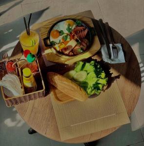 顺化SOLEIL HOSTEL的一张木桌,上面有盘子的食物