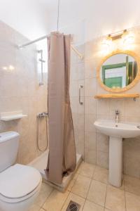 圣帕拉斯凯维D&G Apartments的浴室配有卫生间、盥洗盆和淋浴。