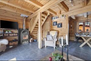 弗罗达尔Tradisjonell laftet hytte的小木屋内带壁炉的客厅