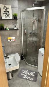 帕兰加Vytauto 80的带淋浴、卫生间和盥洗盆的浴室