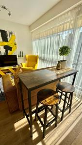 帕兰加Vytauto 80的客厅配有桌子和两把椅子