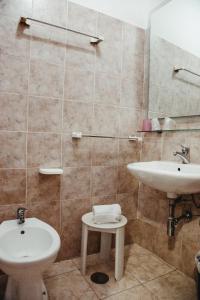 布林迪西都灵酒店的一间带水槽和卫生间的浴室