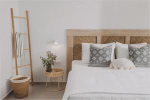 斯达里达Anassa Suites Stalis by Estia "Adults Only"的卧室配有带枕头的大型白色床