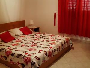 KozaricaApartments Cumbelic的卧室内的一张床位,配有红色窗帘