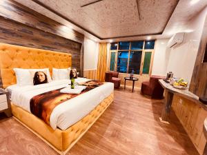 马拉里Hill River Resort - Central Heated & Air cooled的卧室配有一张大床,其中有一位女士躺在床上