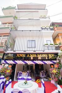 Tuyên QuangAnh Anh Luxury Hotel的拥有紫色和紫色装饰的活动场地的入口